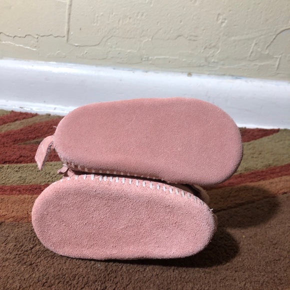 Minnetonka Leather Baby Booties Pink - Picture 6 of 6